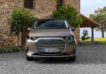 Особо комфортный Mercedes, которому не нужен бензин: стартовало производство совершенно нового вэна Mercedes-Benz VLE