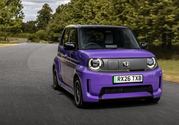 Имитация коробки передач как в Porsche Taycan, «волшебные» сиденья и мотор, который умеет увеличивать мощность в 1,5 раза: необычный Honda Super-N вышел в Европе