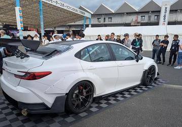 Toyota построила Camry с двумя двигателями, семью цилиндрами, 700 л.с. и полным приводом