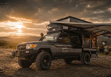 «Бушавакка» превратила классический Toyota Land Cruiser 79 в уникальный автодом — есть даже душ с горячей водой и двуспальная кровать