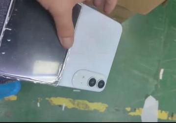 «Уродец», «Это что — Surface Duo?». В Сети показали макет белого складного iPhone