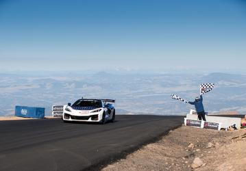 В легендарной гонке Pikes Peak International Hillclimb гибридный Chevrolet Corvette ZR1X показал лучшее время среди серийных машин