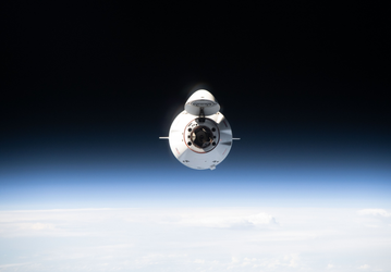 Этот корабль не должен пострадать: Cargo Dragon, который побывал в космосе уже шесть раз, готовится отстыковаться от МКС и вернуться на Землю
