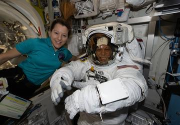 Астронавты NASA ремонтируют робо-руку МКС в открытом космосе