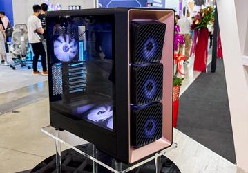 Formula V-Line показала на Computex 2026 корпус Air Power G10 с поворотными вентиляторами, панорамные Crystal Z3 и U7, СЖО с экраном сбоку и БП на платформе CWT