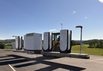 До 500 кВт в восьми модулях Tesla Supercharger V4. В Европе появились первые зарядные станции нового поколения