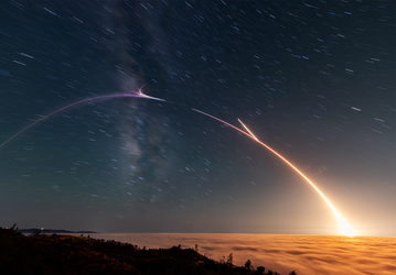 Посадка со спецэффектами: новая ракета Falcon 9, которая полетела в космос лишь третий раз, приземлилась с шумом не в океане, а на базе Космических сил Ванденберг