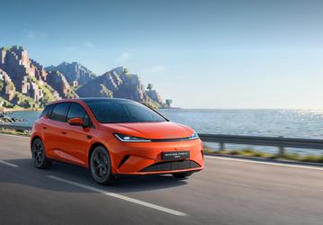 Первый официальный гибрид BYD для Европы. Представлен BYD Dolphin G — 212 л.с. и 1040 км на баке бензина