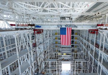 Одновременная сборка 24 сверхтяжелых ракет Starship и кран грузоподъемностью 420 тонн. SpaceX показала изнутри GigaBay — фабрику по сборке самых больших в мире ракет