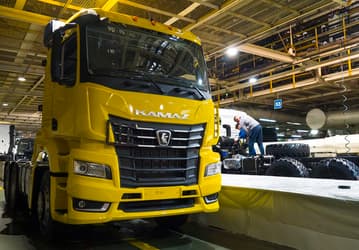 «КамАЗ» вышел из корпоративного отпуска и теперь работает по пятидневке