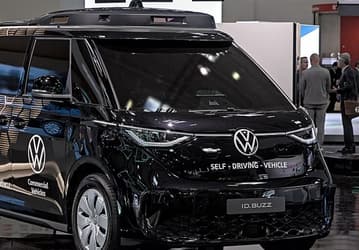 Volkswagen запустила собственные беспилотные шаттлы: жители Гамбурга уже могут ездить на ID Buzz без водителя