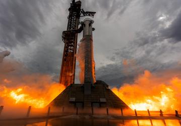 До взлёта Starship V3 остаются считанные дни: появились эффектные фото и видео прожига Super Heavy V3 