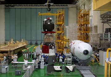 Этот российский космический корабль отправит в космос американца: «Союз МС-29» состыковали с переходным отсеком