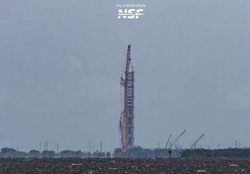 Самый мощный в мире кран почти достроил первую башню Mechazilla на мысе Канаверал для самой большой ракеты в истории человечества Starship