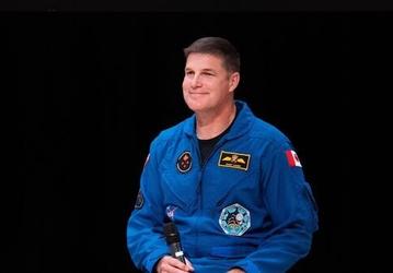 Первый канадец, облетевший Луну после эпохи Apollo, Джереми Хансен, завершает карьеру астронавта
