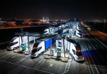 Дизельные и бензиновые грузовики уходят в прошлое: 3000 станций зарядки и замены аккумуляторов для большегрузных автомобилей строят в Китае