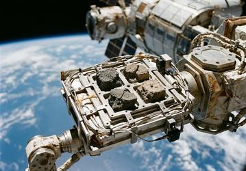 Материалы для строительства на Луне выдержали полгода снаружи МКС