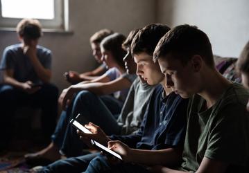 «Комендантский час» 2.0: подросткам 16 и 17 лет в Великобритании запрещено пользоваться социальными сетями с полуночи до 6 утра