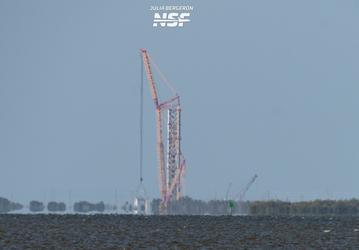 Самый мощный в мире кран строит первую башню Mechazilla на мысе Канаверал для самой большой ракеты в истории человечества Starship: установлено уже шесть секций