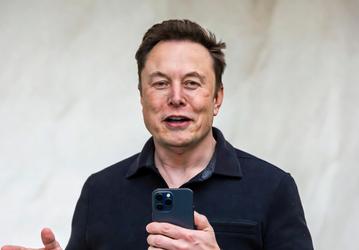 Тоньше, чем iPhone: WSJ утверждает, что SpaceX показала прототип устройства, похожего на смартфон, инвесторам. Илон Маск отрицает это