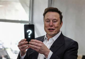 Тоньше, чем iPhone: WSJ утверждает, что SpaceX показала прототип устройства, похожего на смартфон, инвесторам. Илон Маск отрицает это