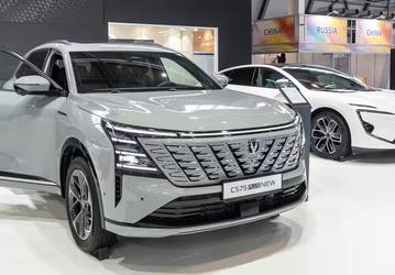В России начали собирать полноприводный кроссовер Changan CS75 Plus New: за счет локализации этот конкурент Geely Monjaro подешевел