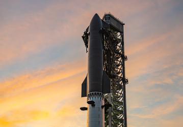 Невзлетевший колосс: SpaceX показала гигантский Starship на фоне огненного заката