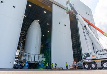 27-метровые 18-тонные ворота установлены на космодроме Blue Origin после взрыва ракеты New Glenn