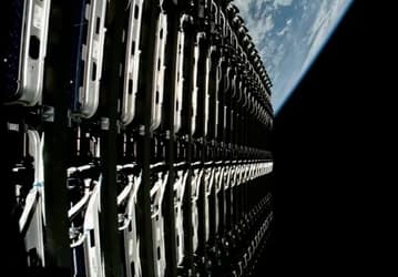 SpaceX шокирует планами: компания запросила разрешение на сеть из 100 тысяч спутников Starlink нового поколения