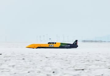 Рекорд скорости на водороде: JCB Hydromax разогнался до 654 км/ч. За рулём сидел Энди Грин — человек, первым преодолевший звуковой барьер на суше