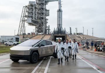 NASA доверило эвакуацию экипажа Crew-13 Cybertruck с 11 отзывами безопасности вместо бронированного MRAP