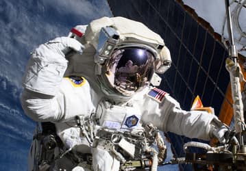 Астронавт NASA и француженка из Европейского космического агентства вышли в открытый космос