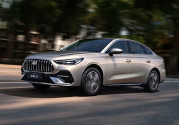 У Geely появился семейный гибридный седан, который можно заправлять и бензином, и спиртом в любых пропорциях