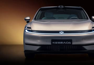Китайский гибрид Changan Qiyuan A06 неожиданно стал хитом в России: 175 машин встало на учет всего за месяц