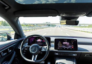 Mercedes-Benz признала ошибку: физические кнопки возвращаются