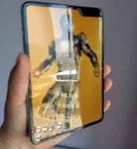 Журналисты о Samsung Galaxy Fold: складка на экране почти не видна, а защитный пластик выглядит, как стекло