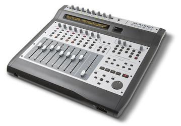 M-Audio ProjectMix I/O - многофункциональная управляющая панель с моторизированными фейдерами
