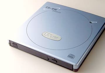 Компактный CD-RW привод с интерфейсами USB 2.0/IEEE1394a от AOpen