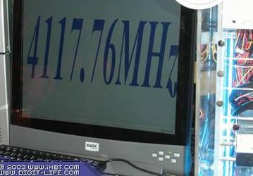 Live from CeBIT 2003: overclocking Pentium 4 over 4GHz, no extra cooling required