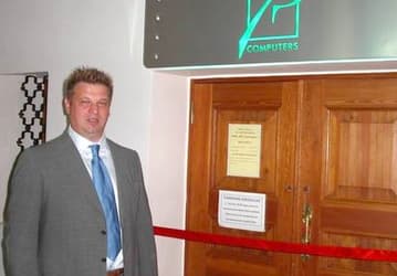 Первый фирменный салон "Ровер-центр" — в Москве