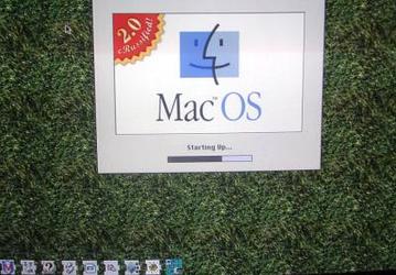 New exhibits for our Hardware Museum: Live Power Macintosh 7100/80AV