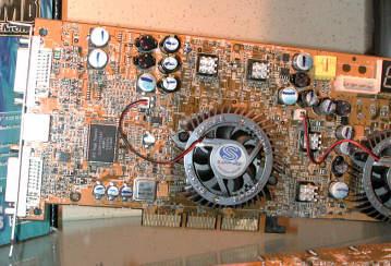 Computex 2003: Sapphire&acute;s dual ATI Radeon 9800 PRO prototype