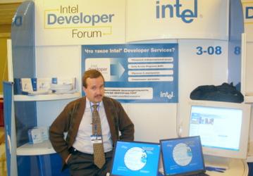 IDF Russia 2003: стенды Intel и ее партнеров
