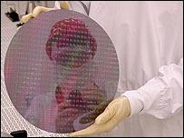 Intel создала первый оптический чип