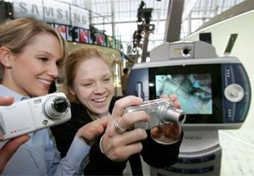 Samsung announces the world-first 7-megapixel mobile cameraphone
