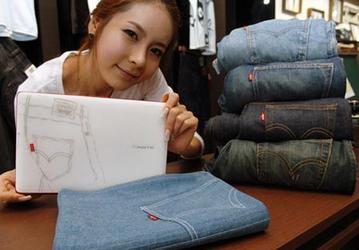 LG Xnote Mini X120 Levi's SE — нетбук примеряет джинсы
