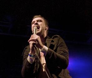 В понедельник выходит альбом A French Kiss in the Chaos группы Reverend and The Makers