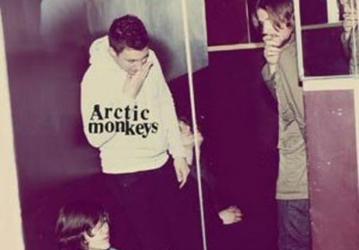 Arctic Monkeys анонсировали выпуск сингла «Crying Lightning»