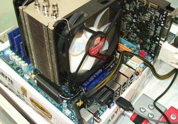Thermaltake наделила процессорный кулер Frio внушительными размерами