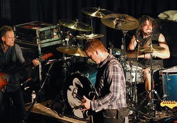 Супергруппа Them Crooked Vultures вскоре займется вторым альбомом